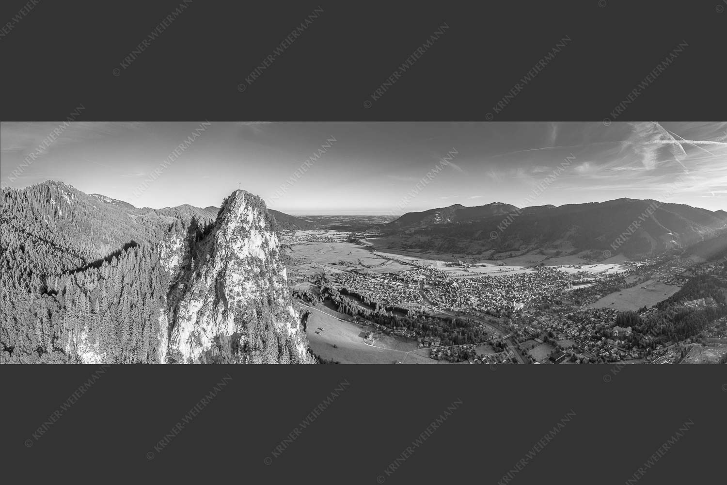 Blick am Kofel vorbei über Oberammergau zum Hörnle - Talwächter 3:1 sw -- Kofel mit Oberammergau - mehr Infos bei www.Kriner-Weiermann.de