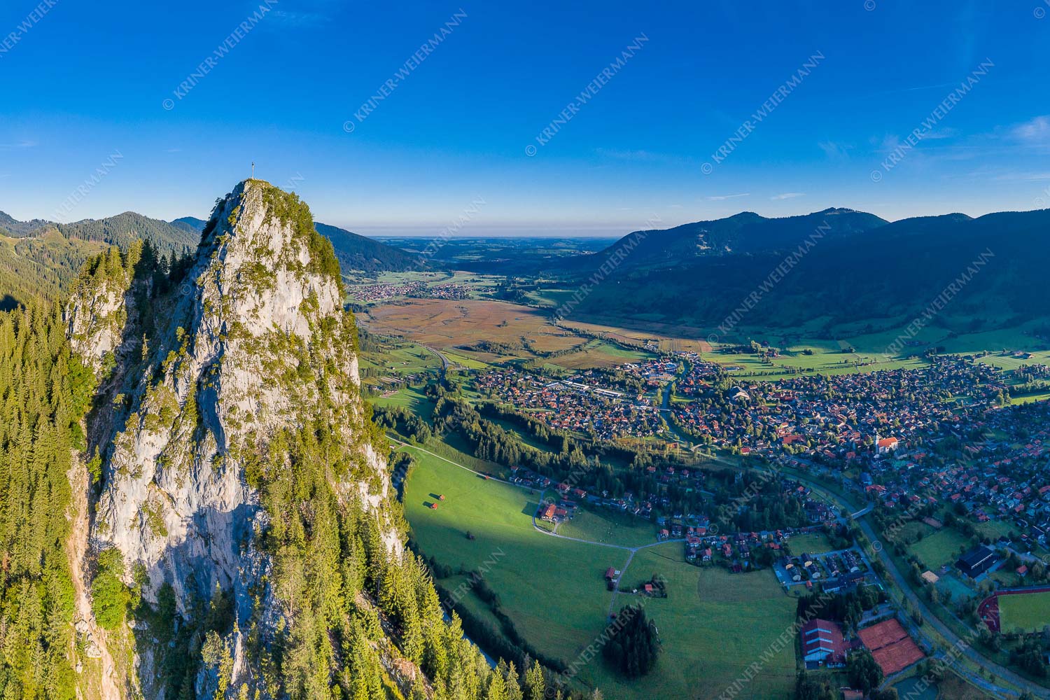 Blick am Kofel vorbei über Oberammergau zum Hörnle - Talwächter 3:2  -- Kofel mit Oberammergau - mehr Infos bei www.Kriner-Weiermann.de