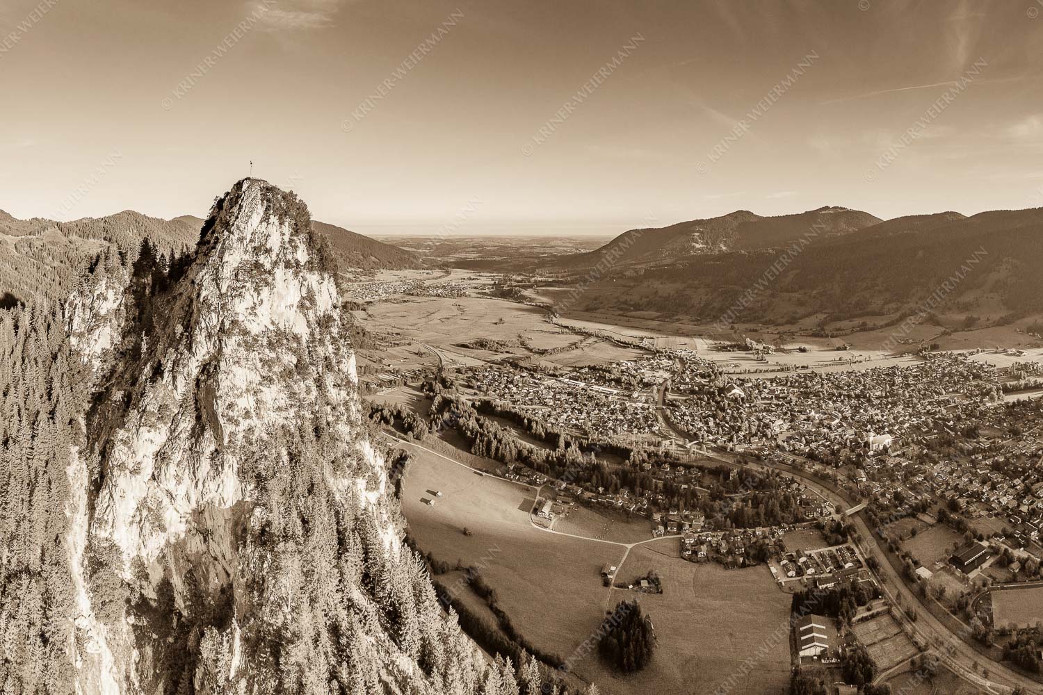 Blick am Kofel vorbei über Oberammergau zum Hörnle - Talwächter 3:2 sepia -- Kofel mit Oberammergau - mehr Infos bei www.Kriner-Weiermann.de