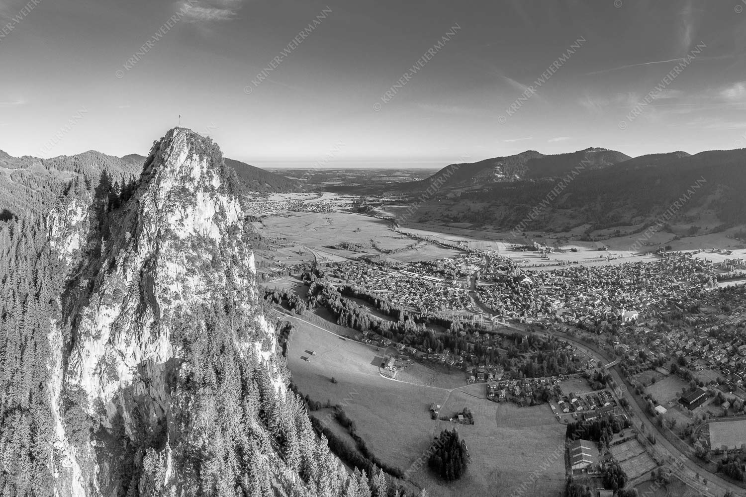Blick am Kofel vorbei über Oberammergau zum Hörnle - Talwächter 3:2 sw -- Kofel mit Oberammergau - mehr Infos bei www.Kriner-Weiermann.de