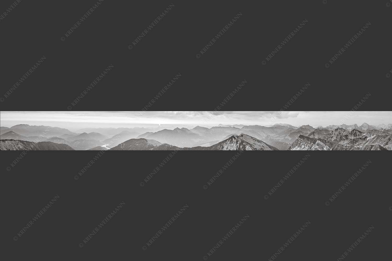 Blick in den Sonnenaufgang vom Schafreiter im Karwendelgebirge - Toller Morgen 10:1 sw -- Schafreiter Sonnenaufgang - mehr Infos bei www.Kriner-Weiermann.de
