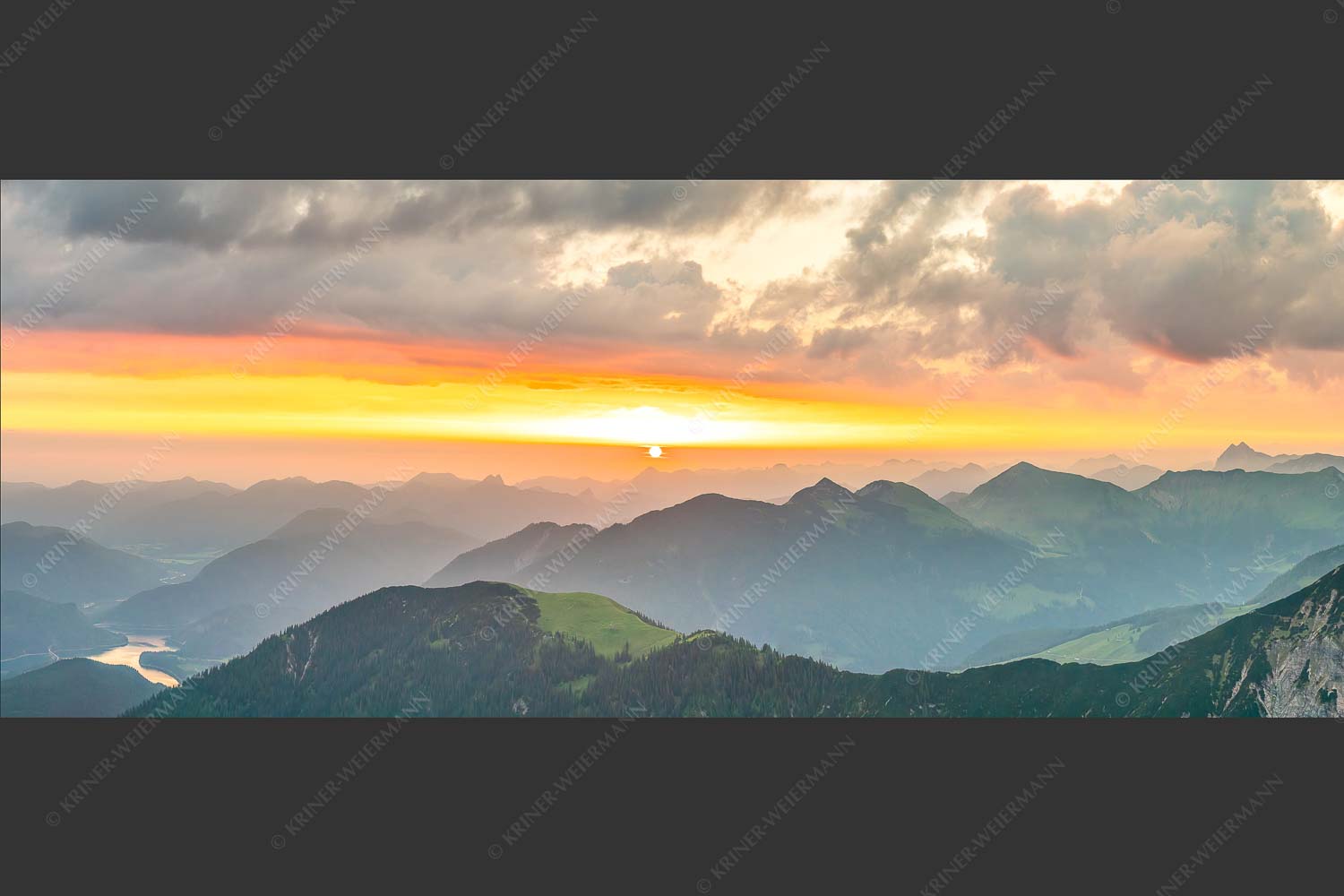 Blick in den Sonnenaufgang vom Schafreiter im Karwendelgebirge - Toller Morgen 2,5:1  -- Schafreiter Sonnenaufgang - mehr Infos bei www.Kriner-Weiermann.de