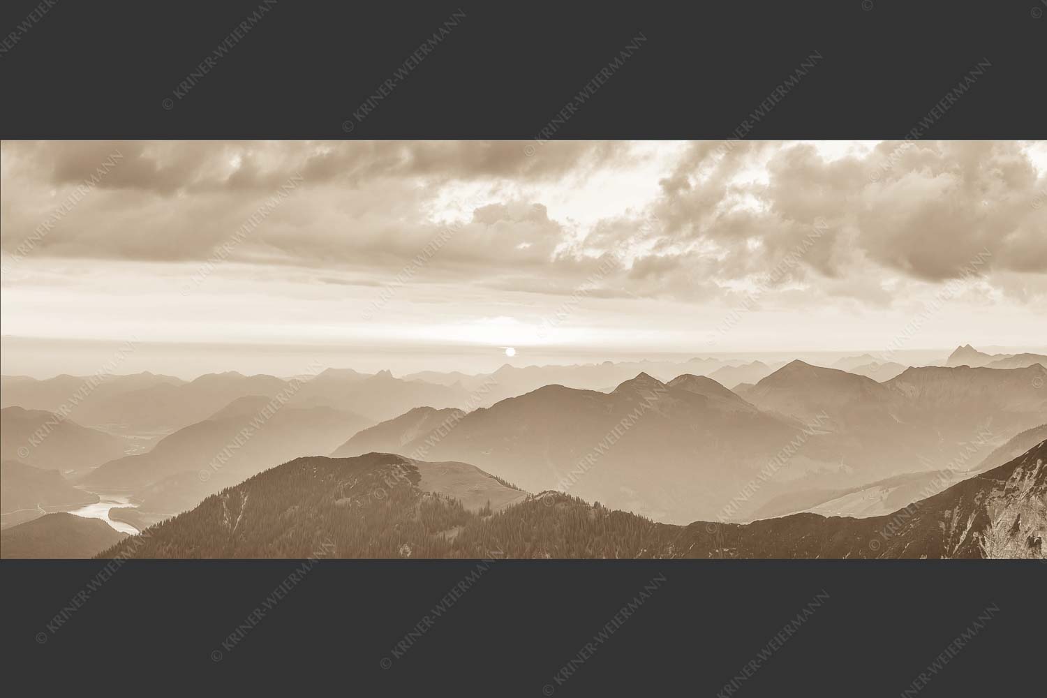 Blick in den Sonnenaufgang vom Schafreiter im Karwendelgebirge - Toller Morgen 2,5:1 sepia -- Schafreiter Sonnenaufgang - mehr Infos bei www.Kriner-Weiermann.de