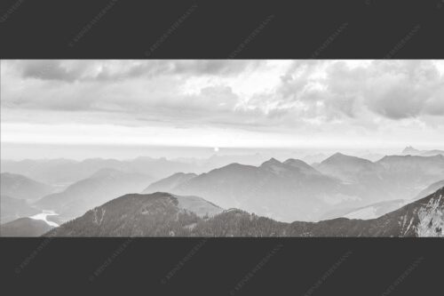 Blick in den Sonnenaufgang vom Schafreiter im Karwendelgebirge - Toller Morgen 2,5:1 sw -- Schafreiter Sonnenaufgang - mehr Infos bei www.Kriner-Weiermann.de