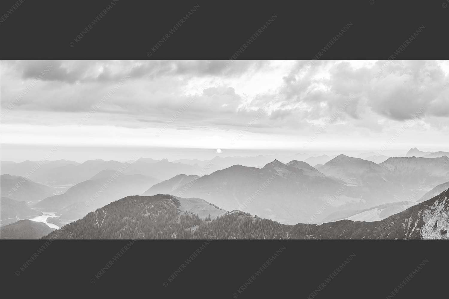 Blick in den Sonnenaufgang vom Schafreiter im Karwendelgebirge - Toller Morgen 2,5:1 sw -- Schafreiter Sonnenaufgang - mehr Infos bei www.Kriner-Weiermann.de