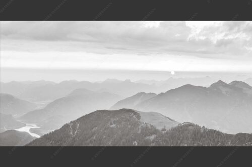 Blick in den Sonnenaufgang vom Schafreiter im Karwendelgebirge - Toller Morgen 2:1 sw -- Schafreiter Sonnenaufgang - mehr Infos bei www.Kriner-Weiermann.de