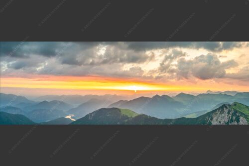 Blick in den Sonnenaufgang vom Schafreiter im Karwendelgebirge - Toller Morgen 3:1  -- Schafreiter Sonnenaufgang - mehr Infos bei www.Kriner-Weiermann.de