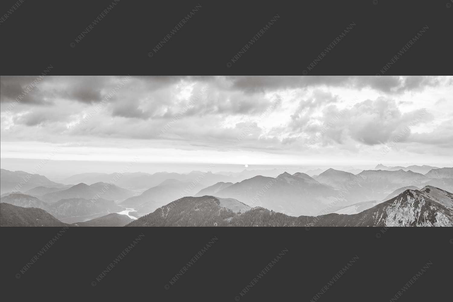 Blick in den Sonnenaufgang vom Schafreiter im Karwendelgebirge - Toller Morgen 3:1 sw -- Schafreiter Sonnenaufgang - mehr Infos bei www.Kriner-Weiermann.de