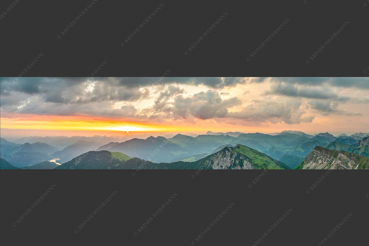 Blick in den Sonnenaufgang vom Schafreiter im Karwendelgebirge - Toller Morgen 4:1  -- Schafreiter Sonnenaufgang - mehr Infos bei www.Kriner-Weiermann.de