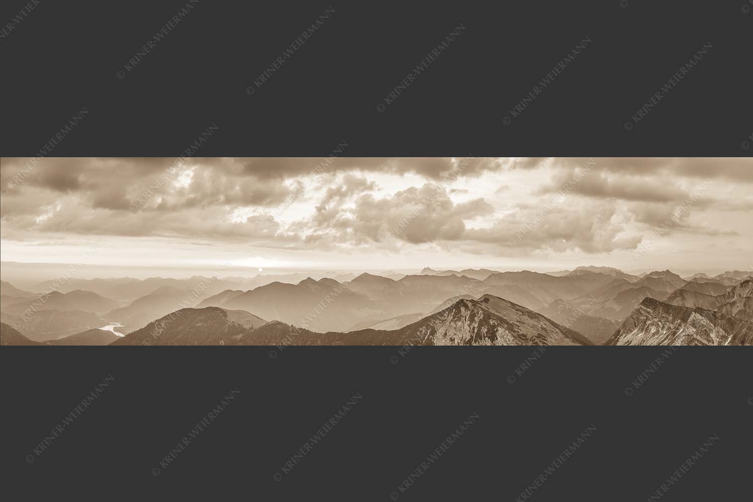 Blick in den Sonnenaufgang vom Schafreiter im Karwendelgebirge - Toller Morgen 4:1 sepia -- Schafreiter Sonnenaufgang - mehr Infos bei www.Kriner-Weiermann.de