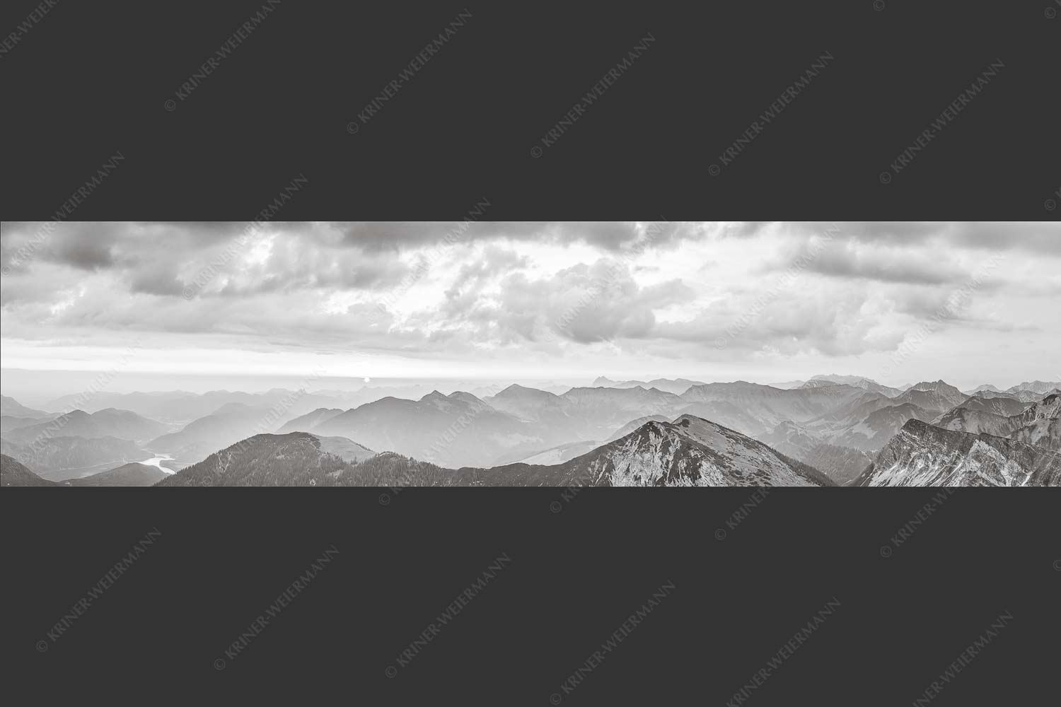 Blick in den Sonnenaufgang vom Schafreiter im Karwendelgebirge - Toller Morgen 4:1 sw -- Schafreiter Sonnenaufgang - mehr Infos bei www.Kriner-Weiermann.de