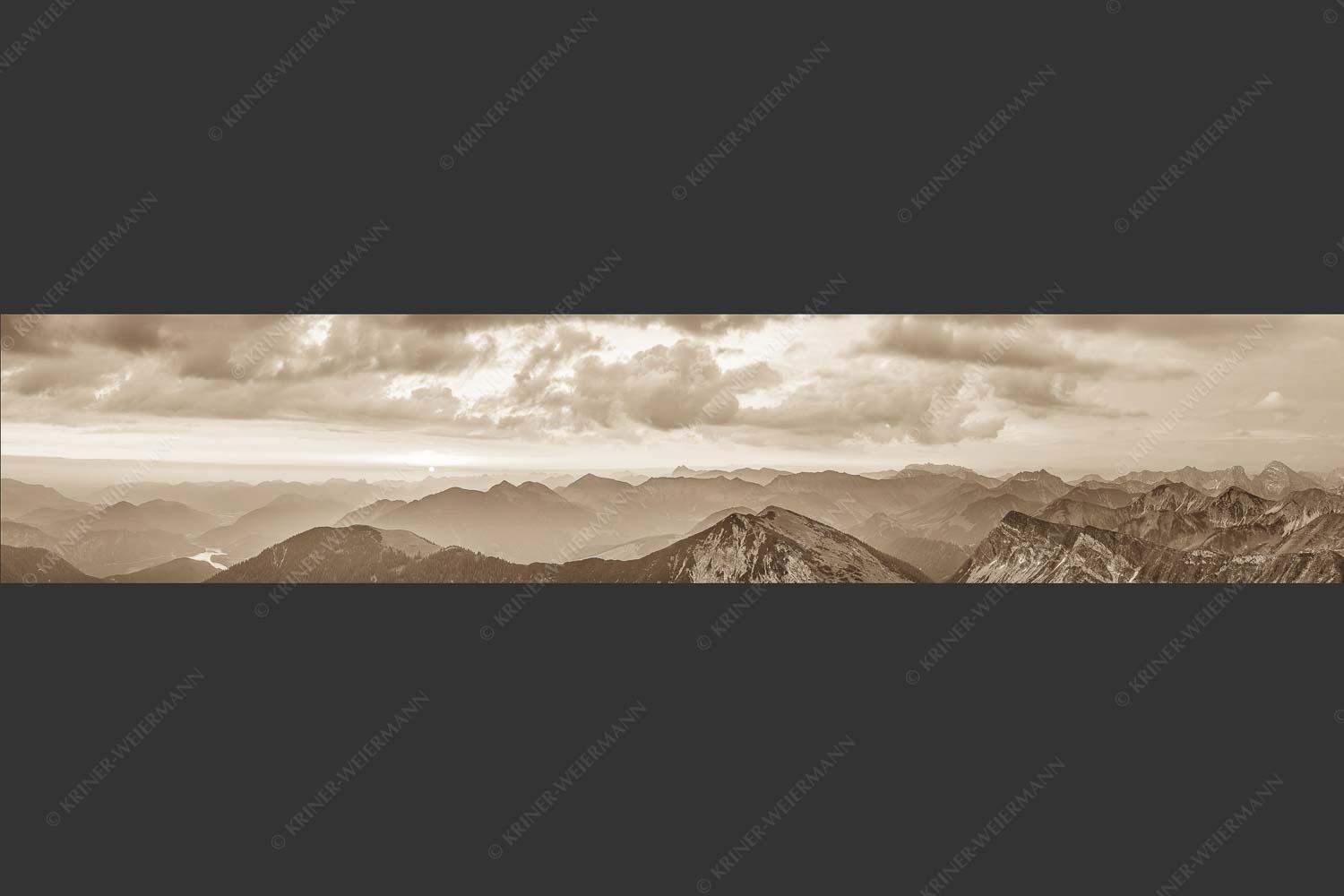 Blick in den Sonnenaufgang vom Schafreiter im Karwendelgebirge - Toller Morgen 5:1 sepia -- Schafreiter Sonnenaufgang - mehr Infos bei www.Kriner-Weiermann.de