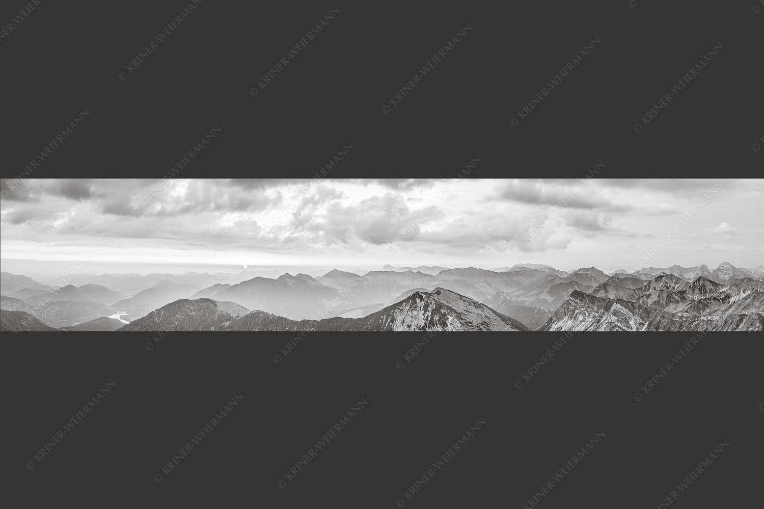 Blick in den Sonnenaufgang vom Schafreiter im Karwendelgebirge - Toller Morgen 5:1 sw -- Schafreiter Sonnenaufgang - mehr Infos bei www.Kriner-Weiermann.de