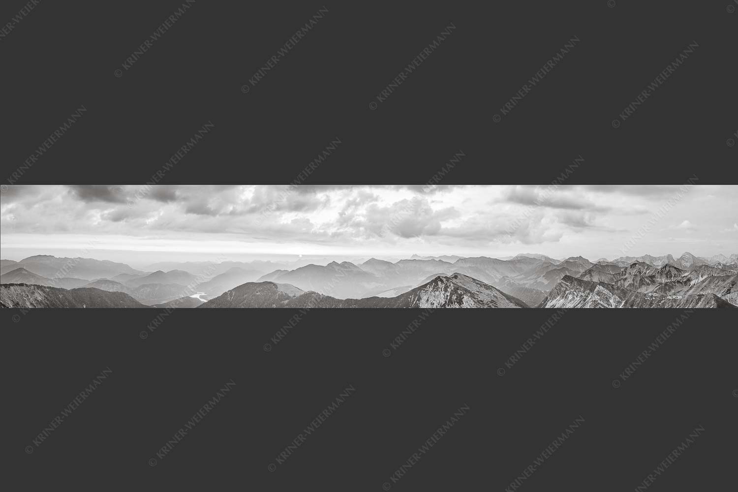Blick in den Sonnenaufgang vom Schafreiter im Karwendelgebirge - Toller Morgen 6:1 sw -- Schafreiter Sonnenaufgang - mehr Infos bei www.Kriner-Weiermann.de
