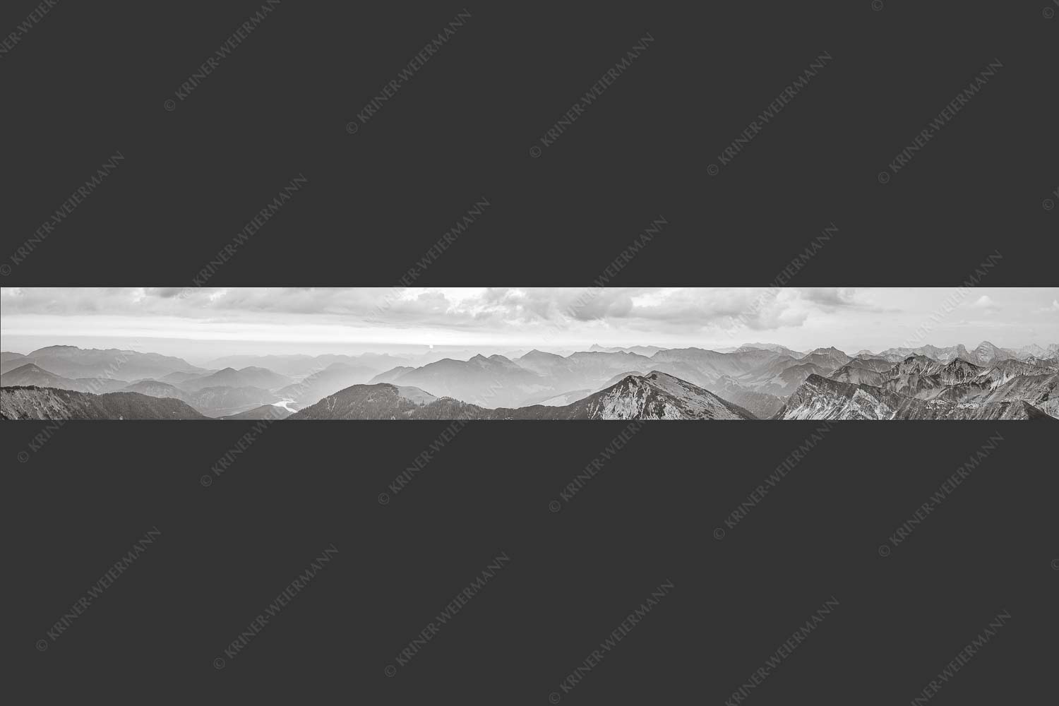 Blick in den Sonnenaufgang vom Schafreiter im Karwendelgebirge - Toller Morgen 8:1 sw -- Schafreiter Sonnenaufgang - mehr Infos bei www.Kriner-Weiermann.de