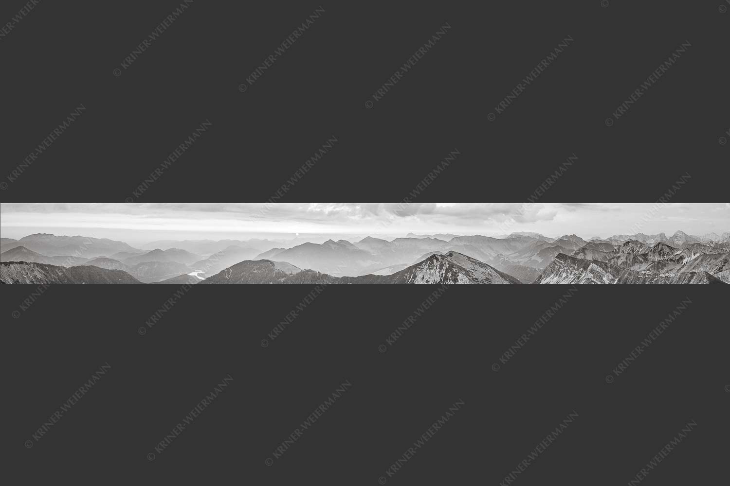 Blick in den Sonnenaufgang vom Schafreiter im Karwendelgebirge - Toller Morgen 9:1 sw -- Schafreiter Sonnenaufgang - mehr Infos bei www.Kriner-Weiermann.de