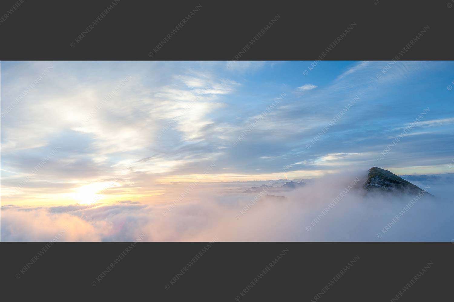 Der höchste Gipfel des Estergebirges ragt nur wenige Meter aus dem Wolkenmeer - Traumwelt 2,5:1  -- Wolkenstimmung am Krottenkopf - mehr Infos bei www.Kriner-Weiermann.de