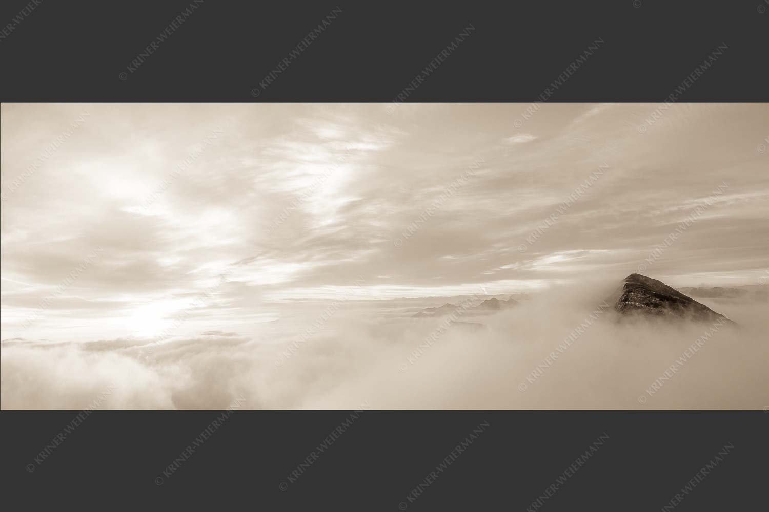 Der höchste Gipfel des Estergebirges ragt nur wenige Meter aus dem Wolkenmeer - Traumwelt 2,5:1 sepia -- Wolkenstimmung am Krottenkopf - mehr Infos bei www.Kriner-Weiermann.de