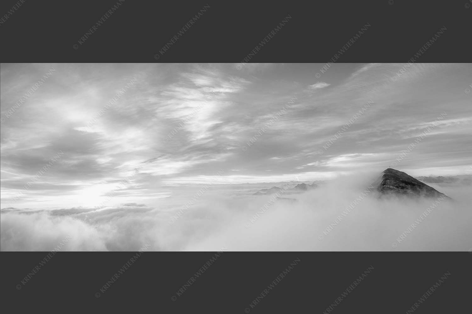 Der höchste Gipfel des Estergebirges ragt nur wenige Meter aus dem Wolkenmeer - Traumwelt 2,5:1 sw -- Wolkenstimmung am Krottenkopf - mehr Infos bei www.Kriner-Weiermann.de