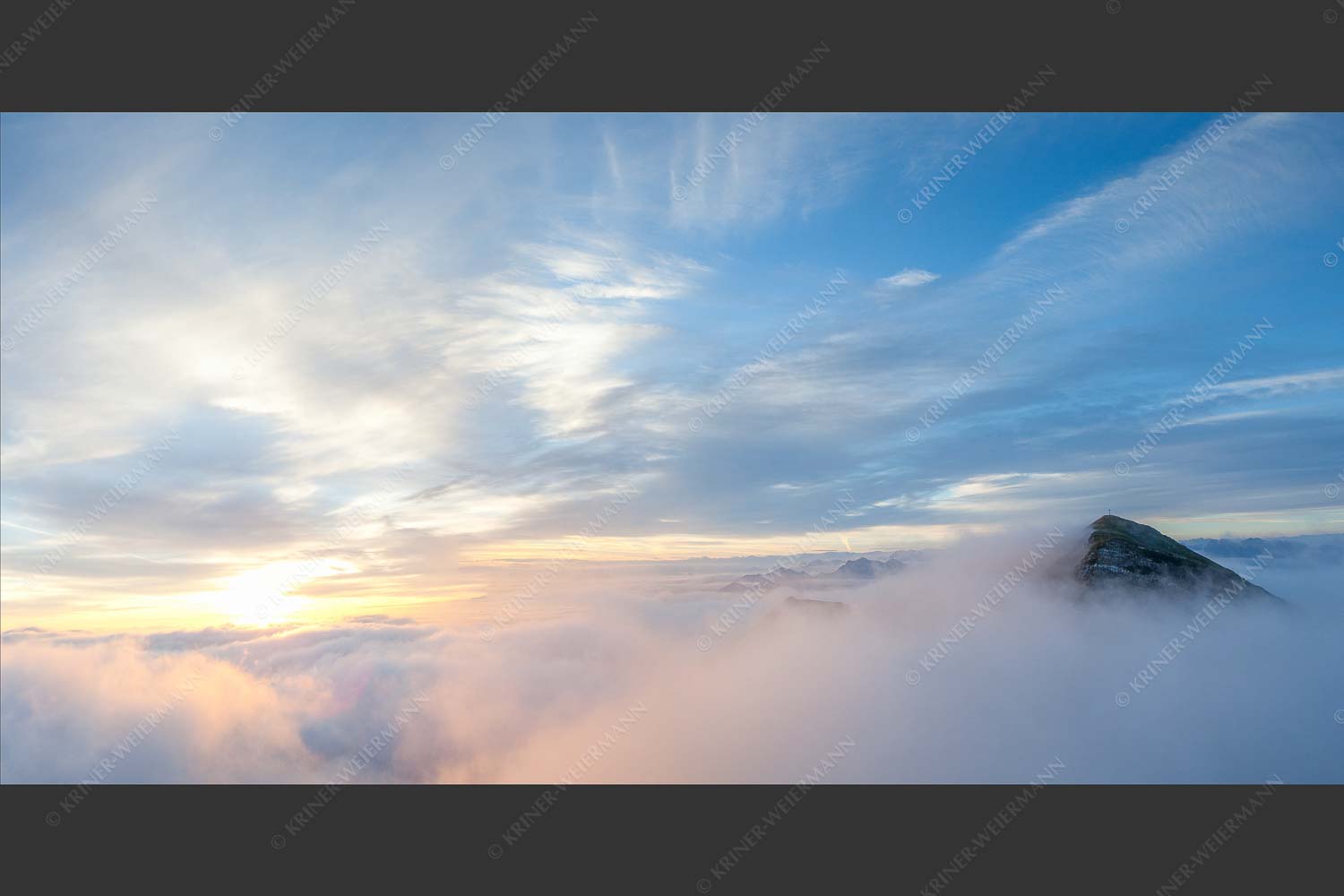 Der höchste Gipfel des Estergebirges ragt nur wenige Meter aus dem Wolkenmeer - Traumwelt 2:1  -- Wolkenstimmung am Krottenkopf - mehr Infos bei www.Kriner-Weiermann.de