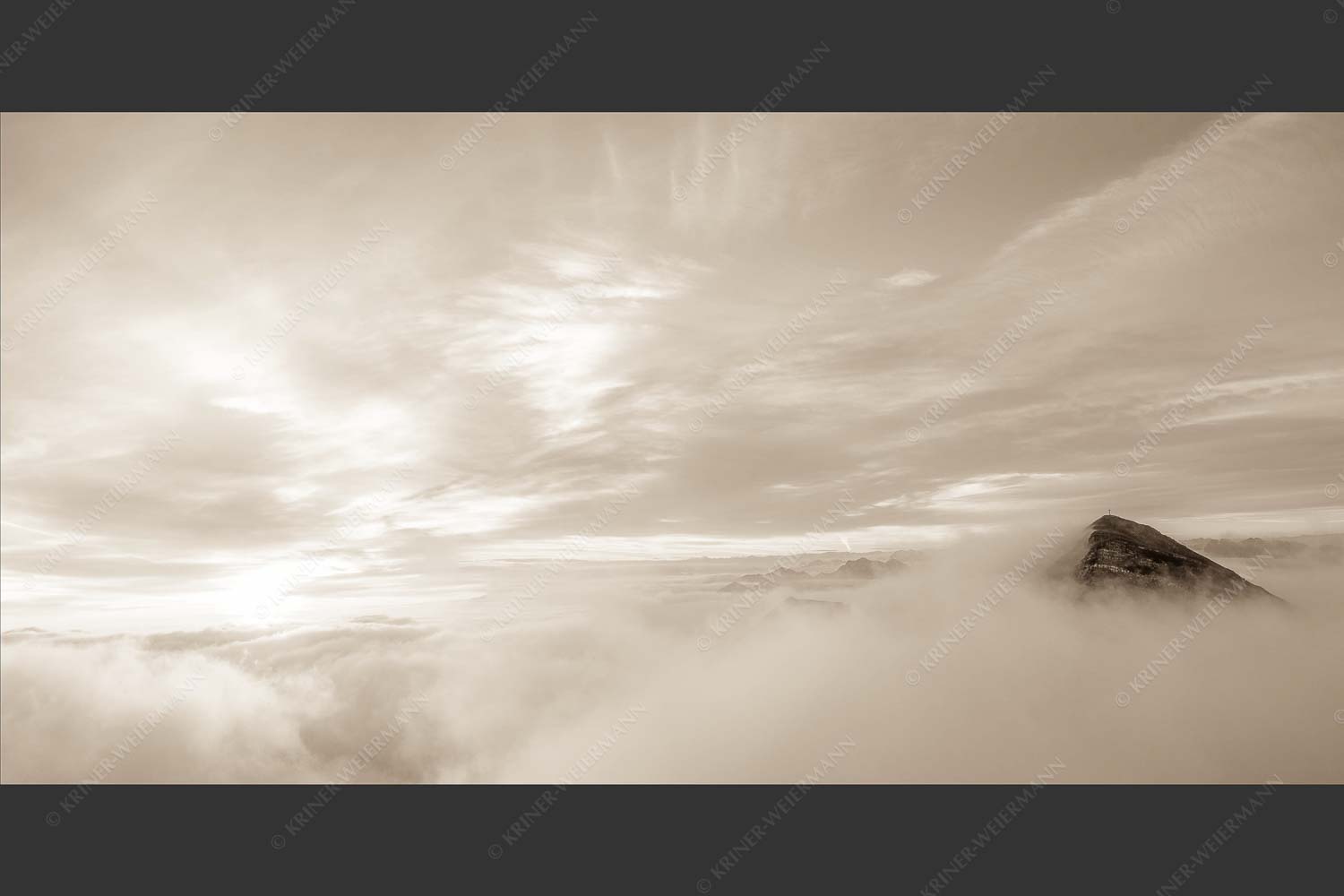 Der höchste Gipfel des Estergebirges ragt nur wenige Meter aus dem Wolkenmeer - Traumwelt 2:1 sepia -- Wolkenstimmung am Krottenkopf - mehr Infos bei www.Kriner-Weiermann.de