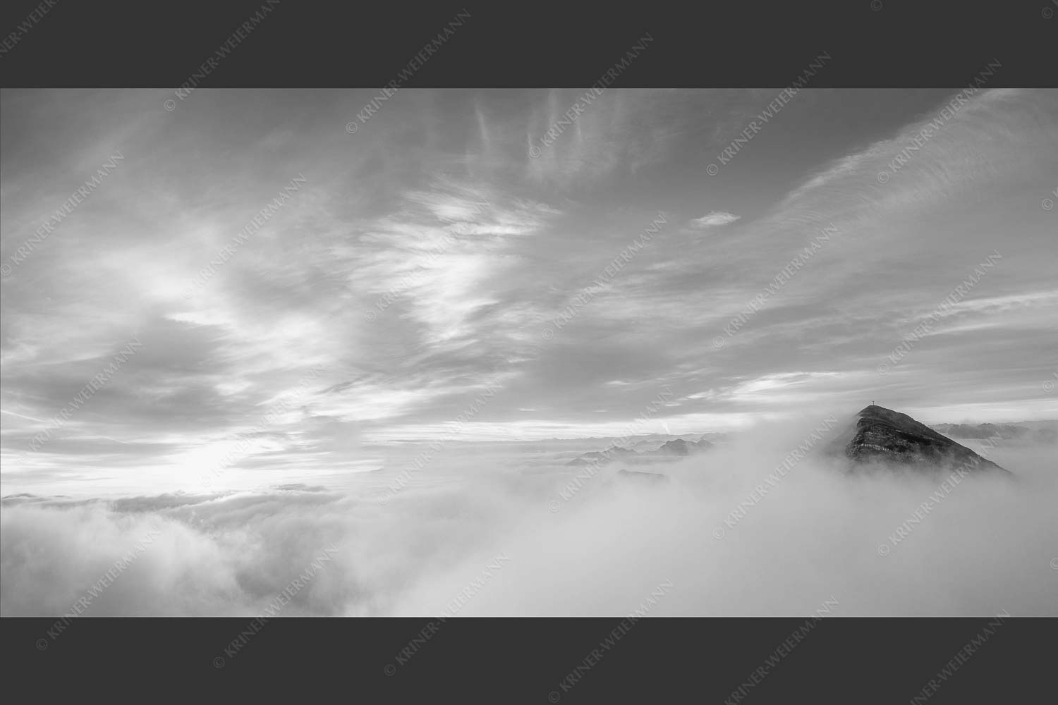 Der höchste Gipfel des Estergebirges ragt nur wenige Meter aus dem Wolkenmeer - Traumwelt 2:1 sw -- Wolkenstimmung am Krottenkopf - mehr Infos bei www.Kriner-Weiermann.de