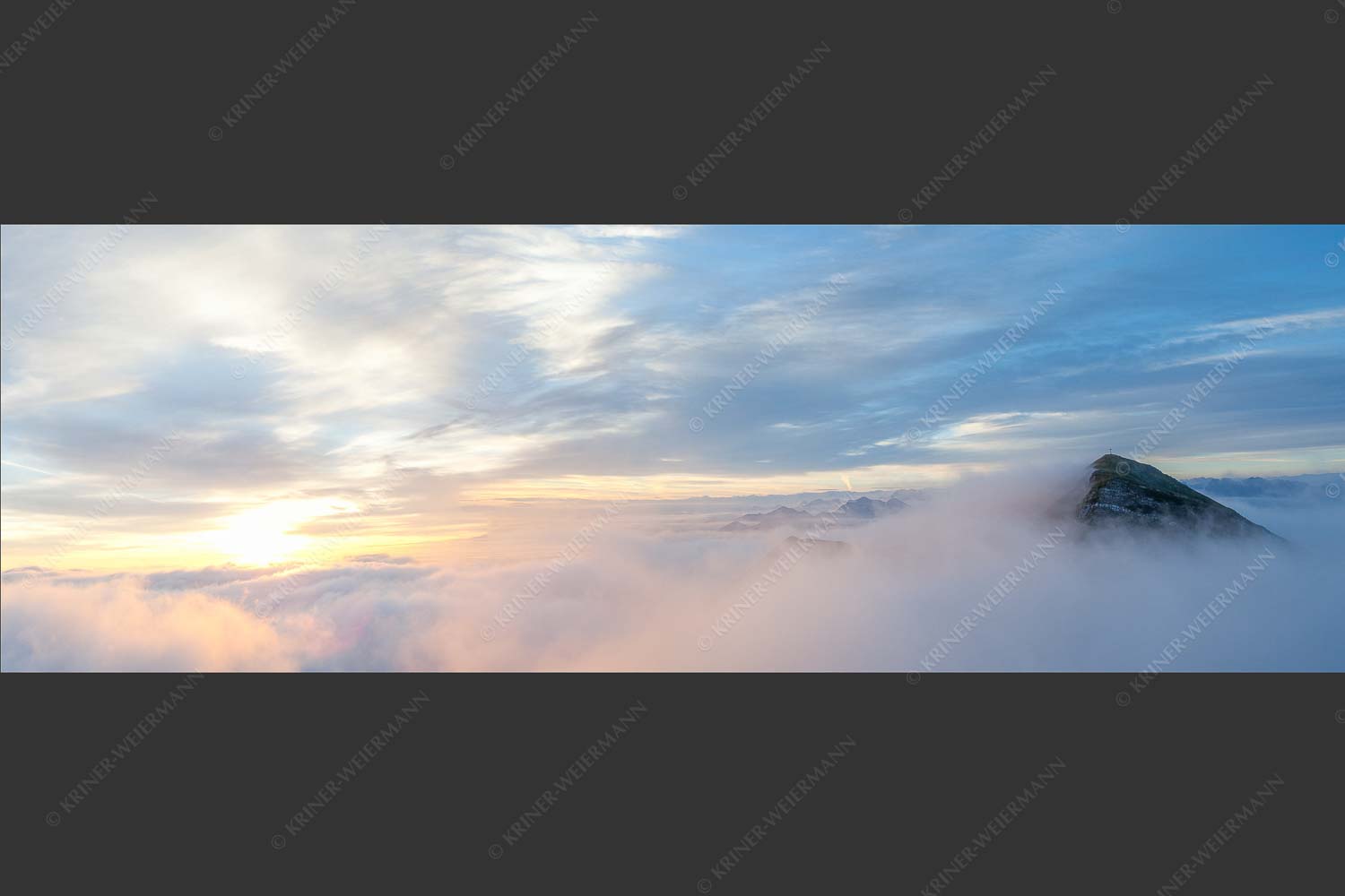 Der höchste Gipfel des Estergebirges ragt nur wenige Meter aus dem Wolkenmeer - Traumwelt 3:1  -- Wolkenstimmung am Krottenkopf - mehr Infos bei www.Kriner-Weiermann.de