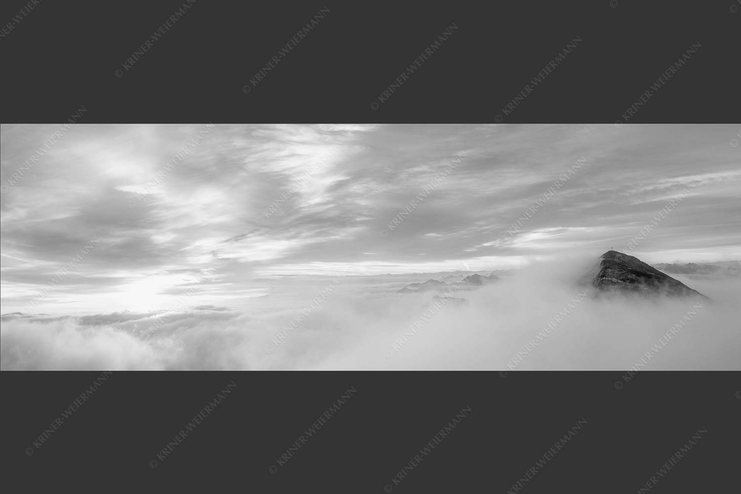 Der höchste Gipfel des Estergebirges ragt nur wenige Meter aus dem Wolkenmeer - Traumwelt 3:1 sw -- Wolkenstimmung am Krottenkopf - mehr Infos bei www.Kriner-Weiermann.de