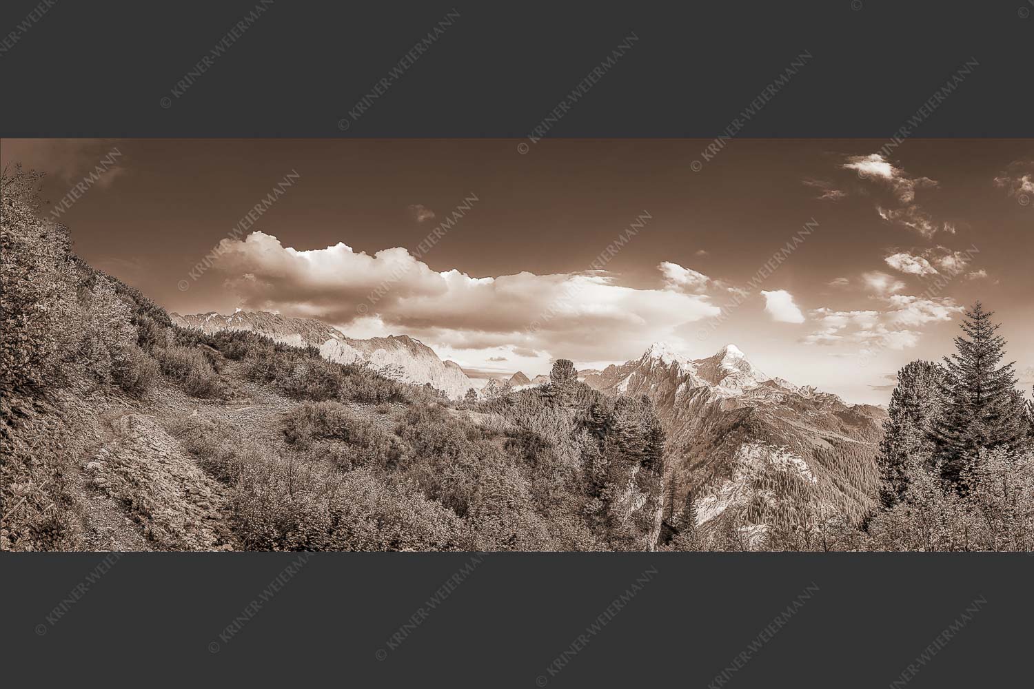 Kurz hinter dem Schachenschloss offenbart sich dieser einzigartige Ausblick ins Reintal - Über dem tiefen Tal 2,5:1 sepia -- Schachen und Alpspitze - mehr Infos bei www.Kriner-Weiermann.de