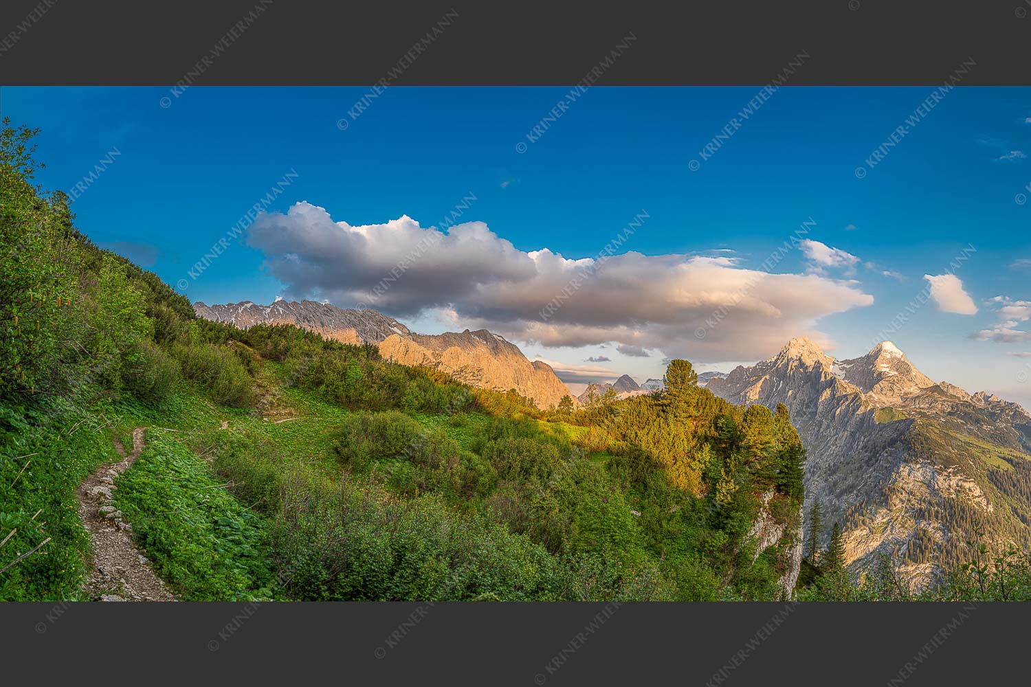 Kurz hinter dem Schachenschloss offenbart sich dieser einzigartige Ausblick ins Reintal - Über dem tiefen Tal 2:1  -- Schachen und Alpspitze - mehr Infos bei www.Kriner-Weiermann.de