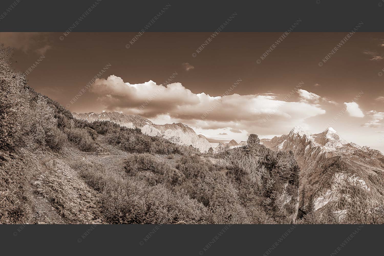 Kurz hinter dem Schachenschloss offenbart sich dieser einzigartige Ausblick ins Reintal - Über dem tiefen Tal 2:1 sepia -- Schachen und Alpspitze - mehr Infos bei www.Kriner-Weiermann.de