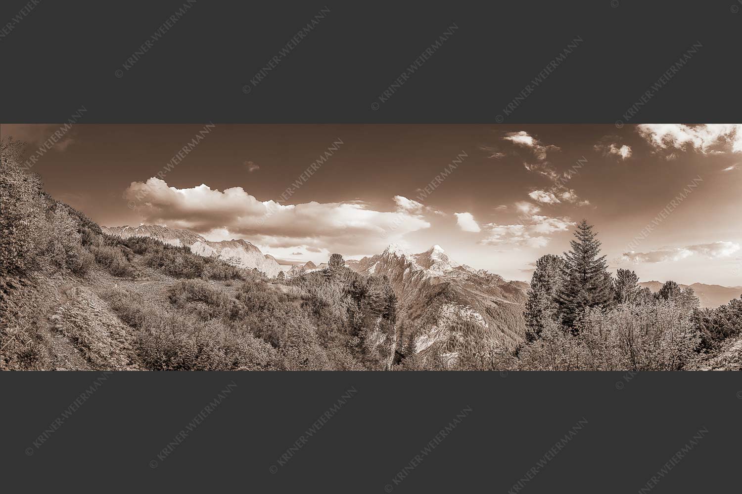 Kurz hinter dem Schachenschloss offenbart sich dieser einzigartige Ausblick ins Reintal - Über dem tiefen Tal 3:1 sepia -- Schachen und Alpspitze - mehr Infos bei www.Kriner-Weiermann.de