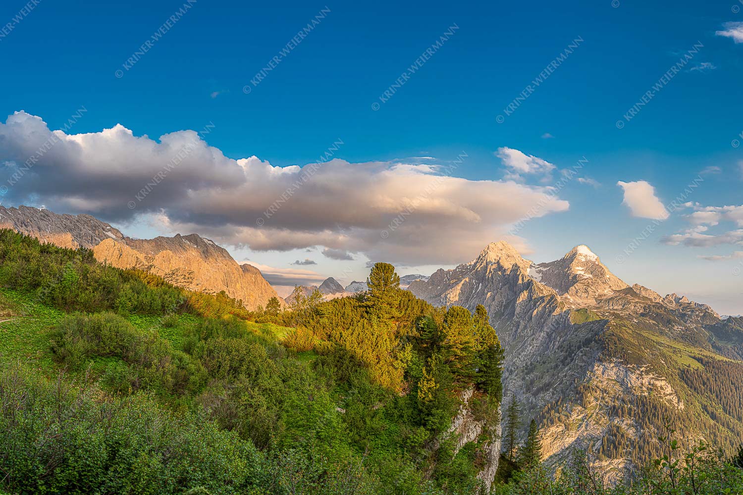 Kurz hinter dem Schachenschloss offenbart sich dieser einzigartige Ausblick ins Reintal - Über dem tiefen Tal 3:2  -- Schachen und Alpspitze - mehr Infos bei www.Kriner-Weiermann.de