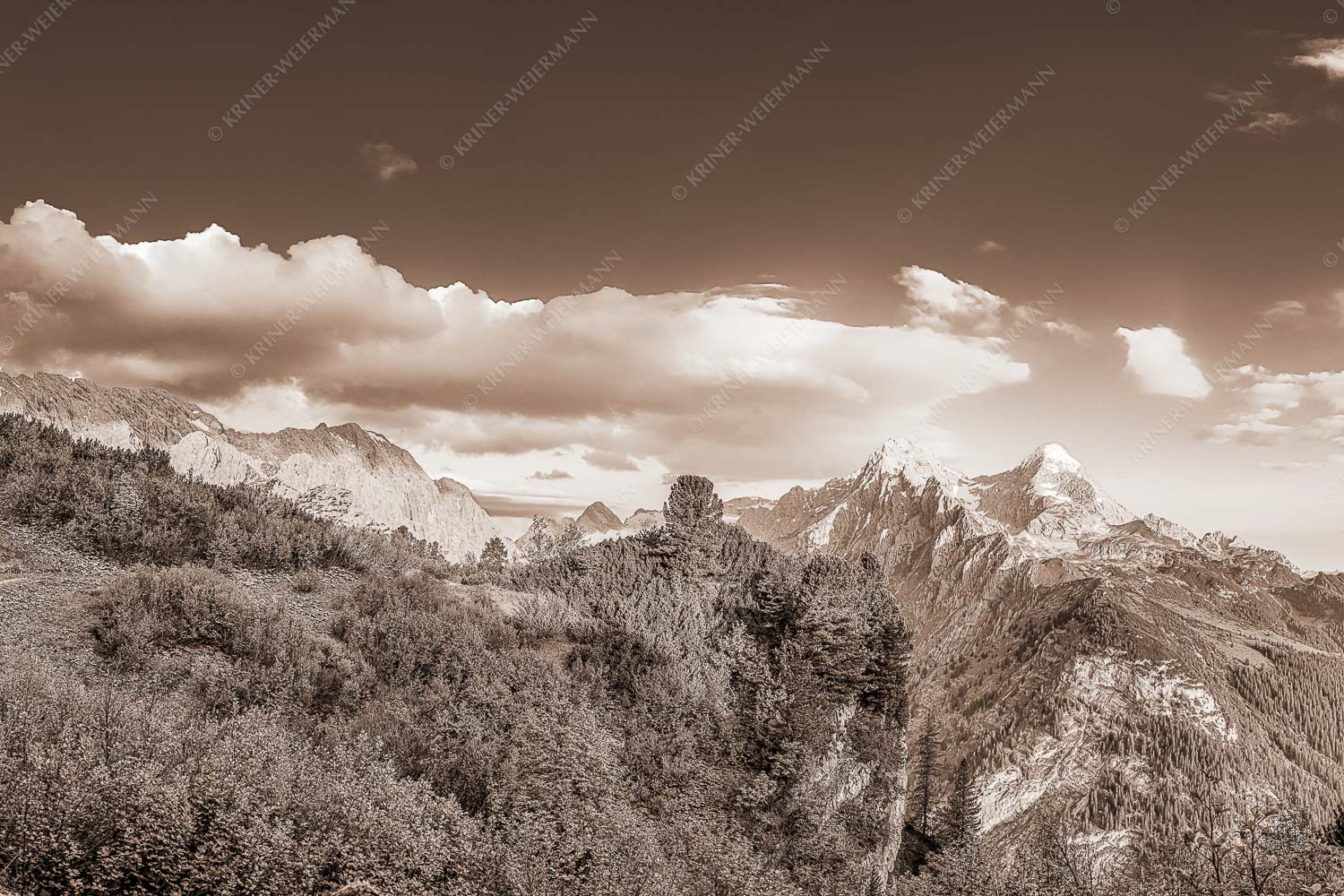 Kurz hinter dem Schachenschloss offenbart sich dieser einzigartige Ausblick ins Reintal - Über dem tiefen Tal 3:2 sepia -- Schachen und Alpspitze - mehr Infos bei www.Kriner-Weiermann.de