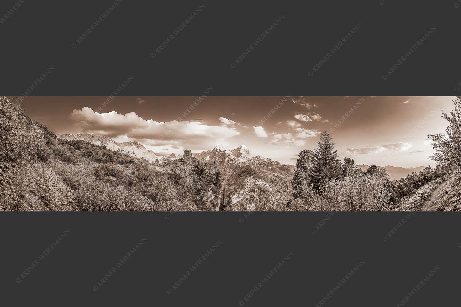 Kurz hinter dem Schachenschloss offenbart sich dieser einzigartige Ausblick ins Reintal - Über dem tiefen Tal 4:1 sepia -- Schachen und Alpspitze - mehr Infos bei www.Kriner-Weiermann.de
