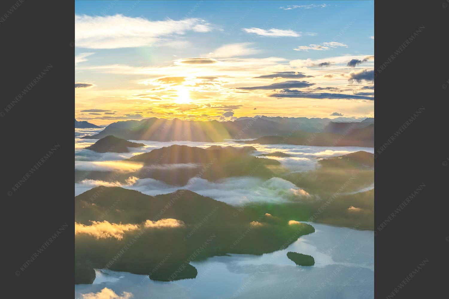 Nebelschleier hängen noch in den Tälern wärend die Sonne über dem Walchensee aufgeht - Über den Wolken 1:1  -- Sonnenaufgang über Walchensee - mehr Infos bei www.Kriner-Weiermann.de