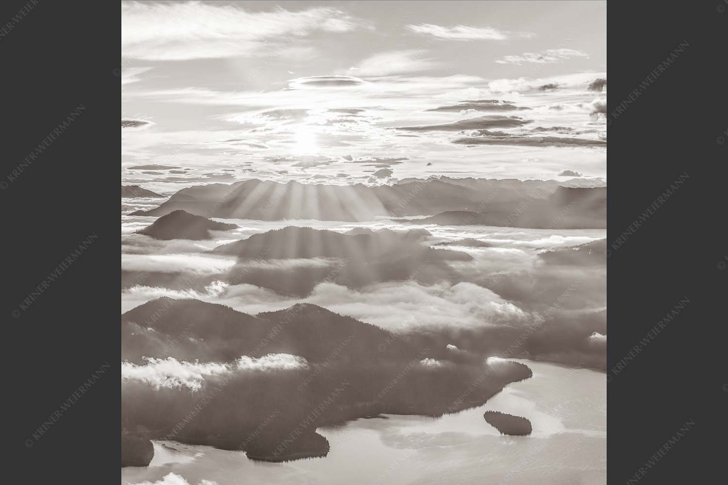 Nebelschleier hängen noch in den Tälern wärend die Sonne über dem Walchensee aufgeht - Über den Wolken 1:1 sepia -- Sonnenaufgang über Walchensee - mehr Infos bei www.Kriner-Weiermann.de