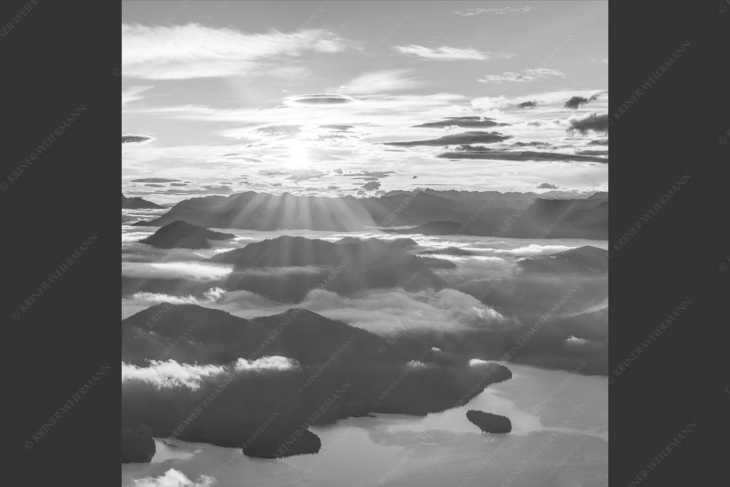 Nebelschleier hängen noch in den Tälern wärend die Sonne über dem Walchensee aufgeht - Über den Wolken 1:1 sw -- Sonnenaufgang über Walchensee - mehr Infos bei www.Kriner-Weiermann.de