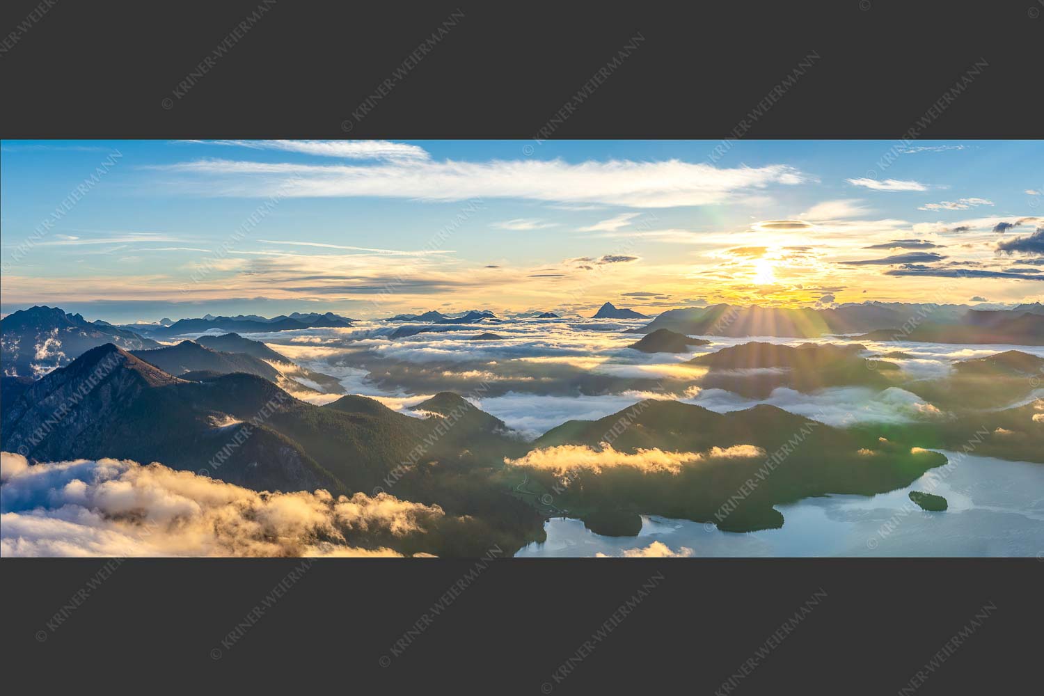 Nebelschleier hängen noch in den Tälern wärend die Sonne über dem Walchensee aufgeht - Über den Wolken 2,5:1  -- Sonnenaufgang über Walchensee - mehr Infos bei www.Kriner-Weiermann.de