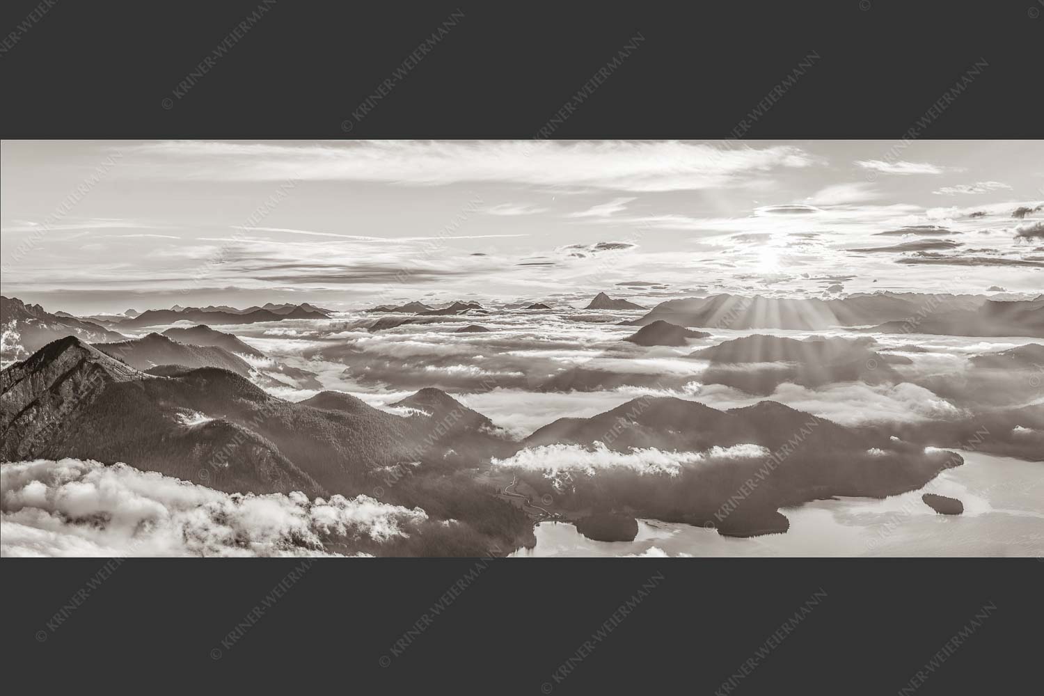 Nebelschleier hängen noch in den Tälern wärend die Sonne über dem Walchensee aufgeht - Über den Wolken 2,5:1 sepia -- Sonnenaufgang über Walchensee - mehr Infos bei www.Kriner-Weiermann.de