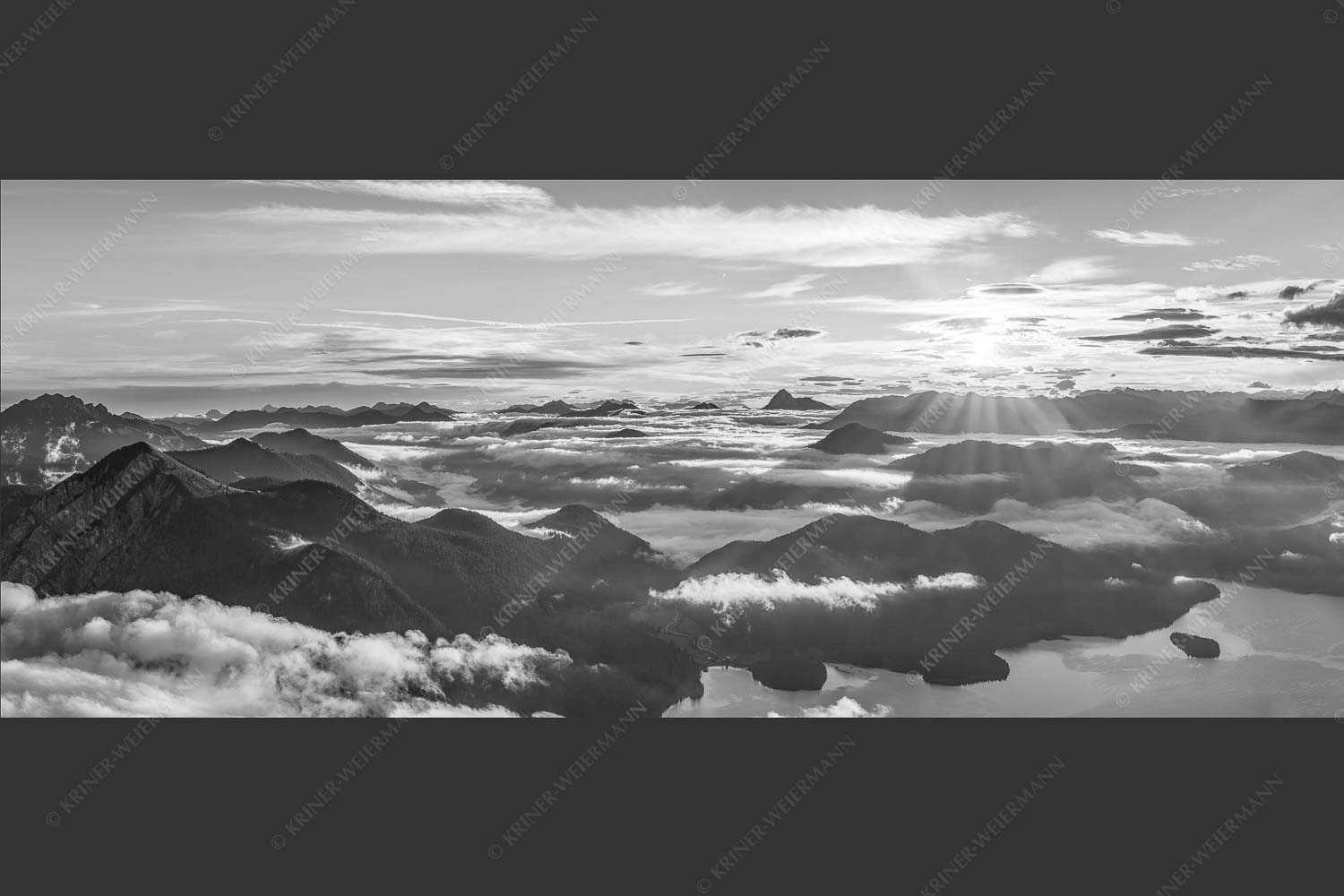 Nebelschleier hängen noch in den Tälern wärend die Sonne über dem Walchensee aufgeht - Über den Wolken 2,5:1 sw -- Sonnenaufgang über Walchensee - mehr Infos bei www.Kriner-Weiermann.de