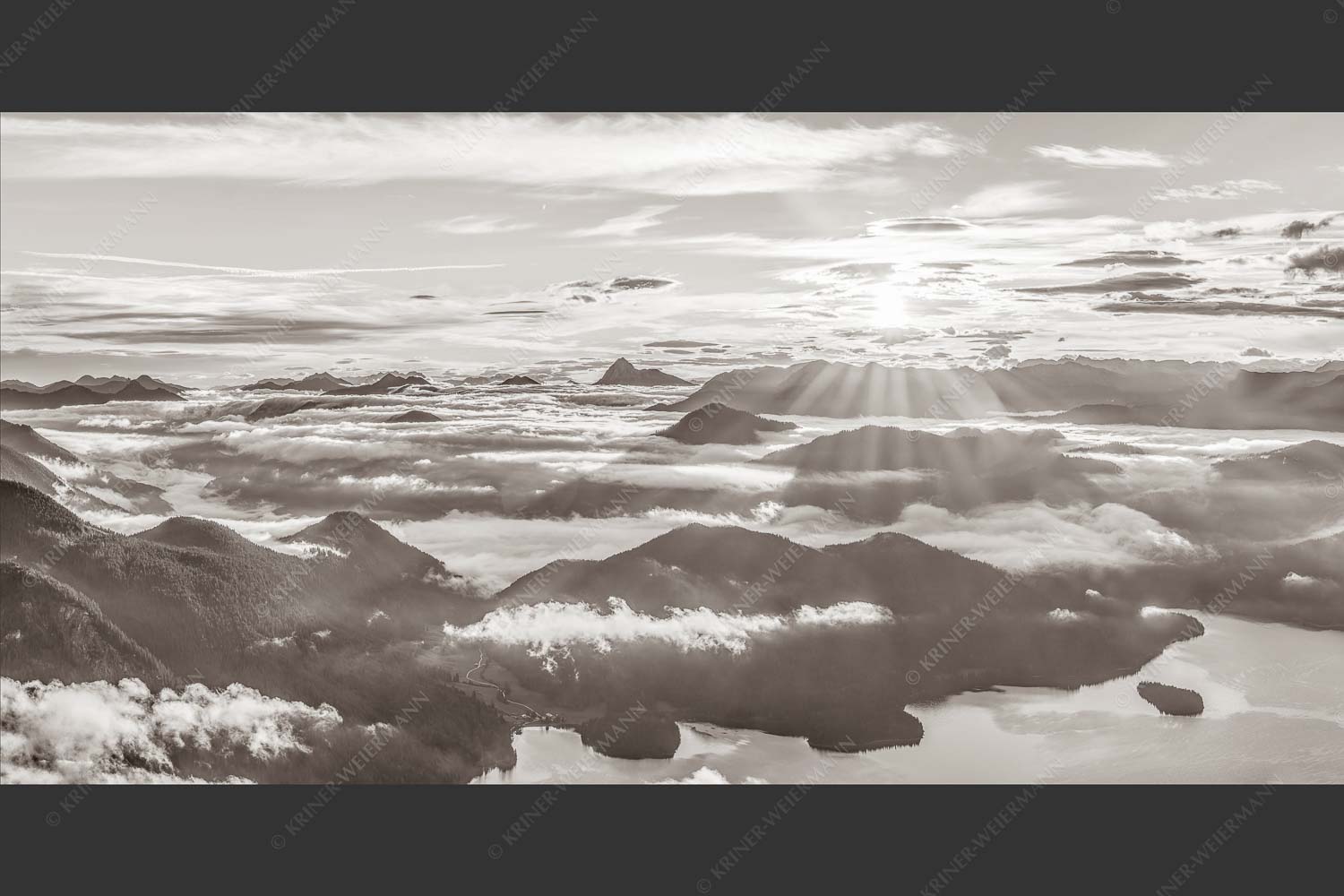 Nebelschleier hängen noch in den Tälern wärend die Sonne über dem Walchensee aufgeht - Über den Wolken 2:1 sepia -- Sonnenaufgang über Walchensee - mehr Infos bei www.Kriner-Weiermann.de