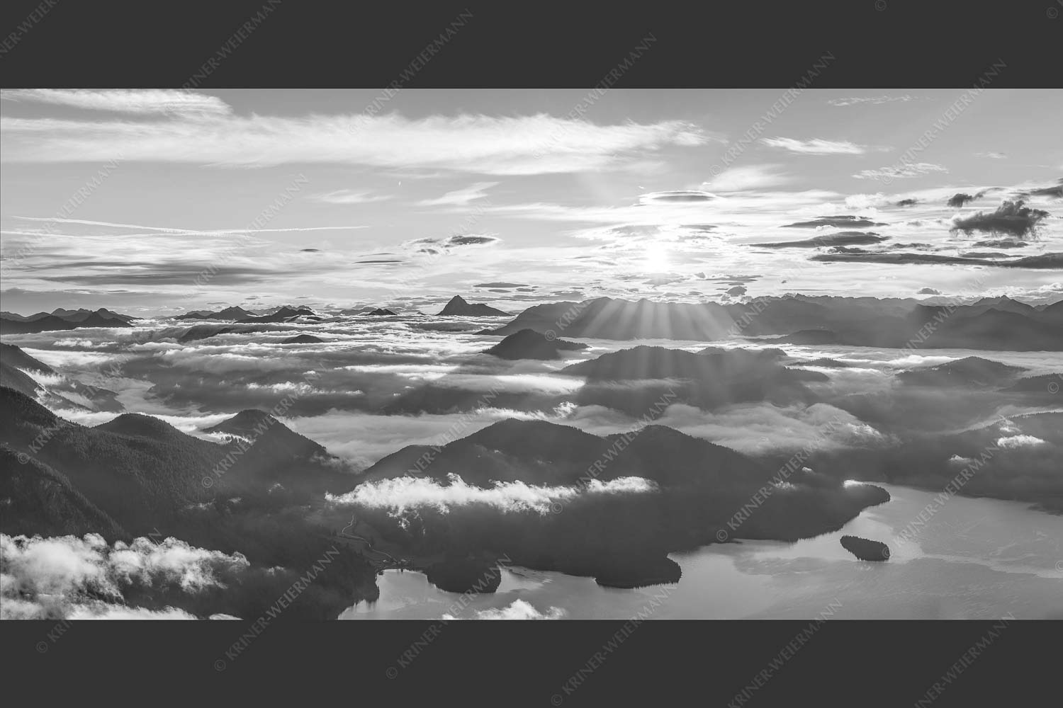 Nebelschleier hängen noch in den Tälern wärend die Sonne über dem Walchensee aufgeht - Über den Wolken 2:1 sw -- Sonnenaufgang über Walchensee - mehr Infos bei www.Kriner-Weiermann.de
