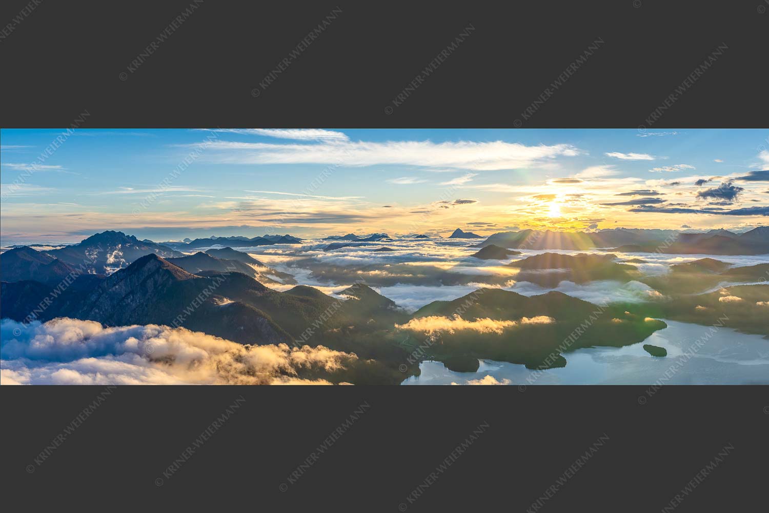 Nebelschleier hängen noch in den Tälern wärend die Sonne über dem Walchensee aufgeht - Über den Wolken 3:1  -- Sonnenaufgang über Walchensee - mehr Infos bei www.Kriner-Weiermann.de