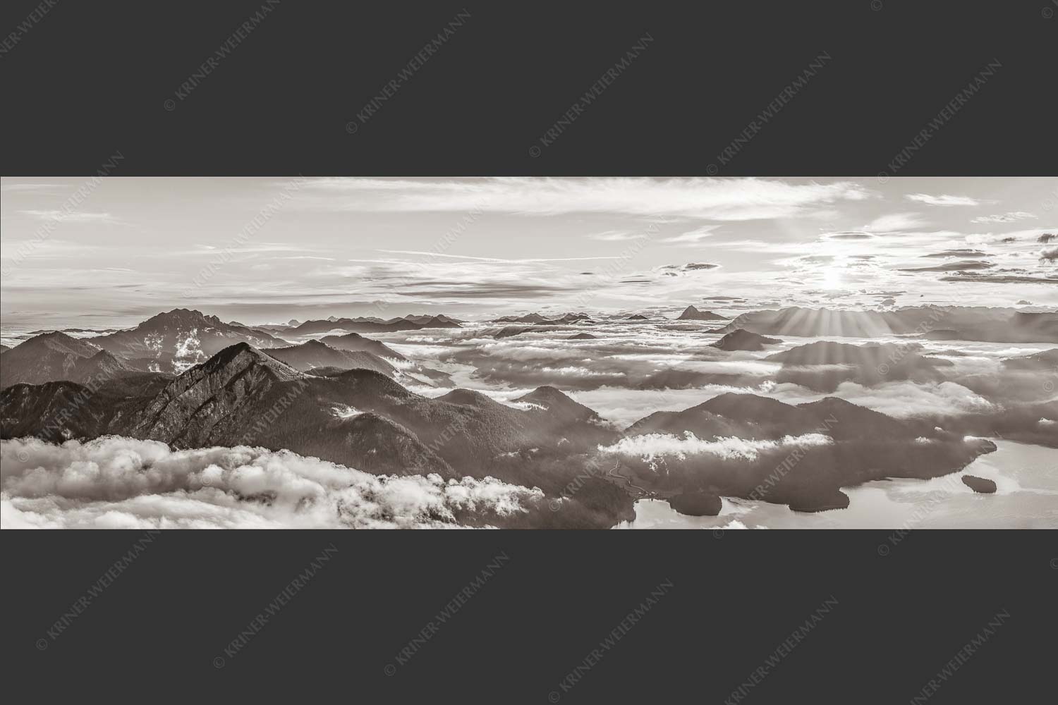 Nebelschleier hängen noch in den Tälern wärend die Sonne über dem Walchensee aufgeht - Über den Wolken 3:1 sepia -- Sonnenaufgang über Walchensee - mehr Infos bei www.Kriner-Weiermann.de