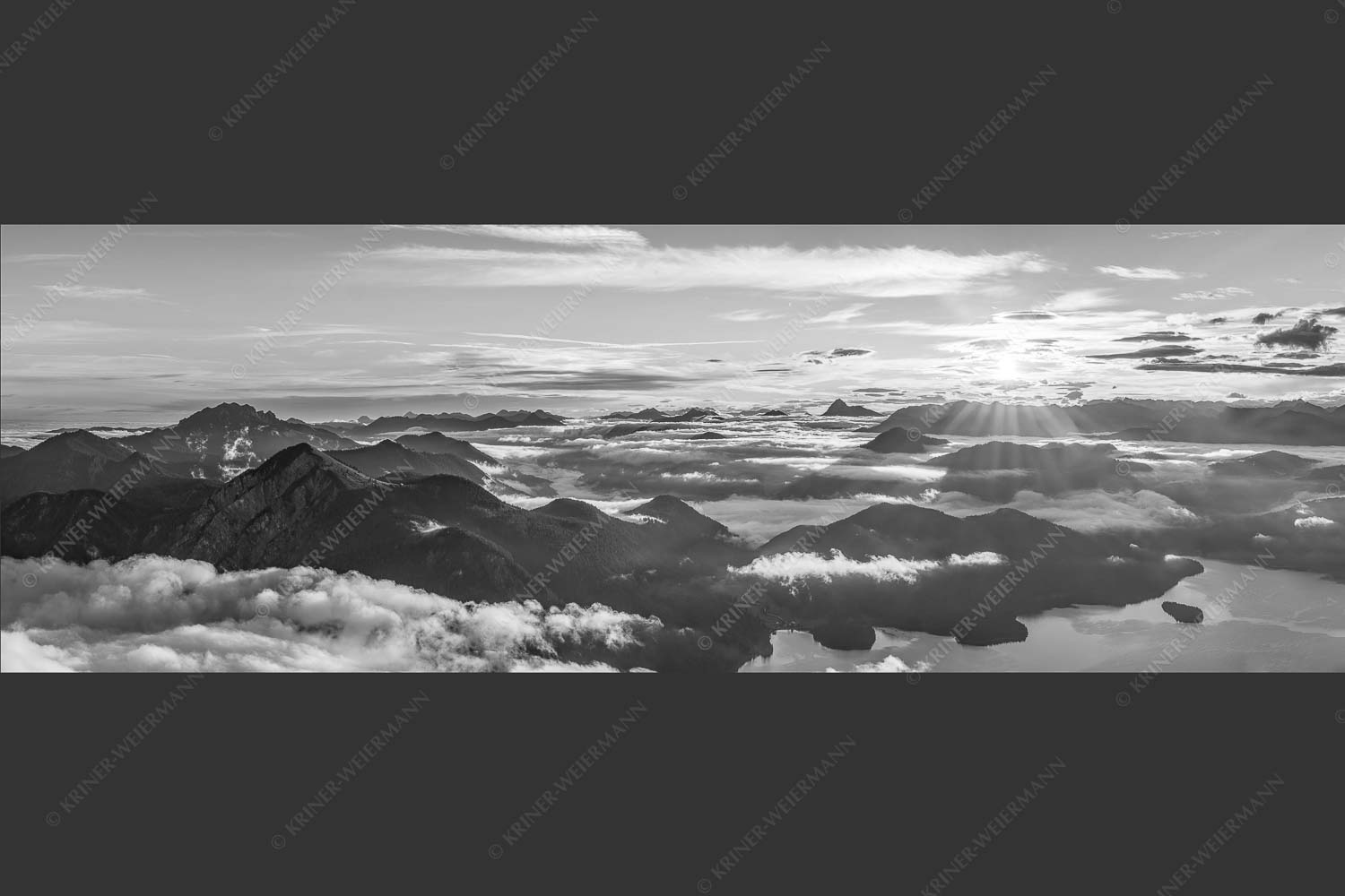 Nebelschleier hängen noch in den Tälern wärend die Sonne über dem Walchensee aufgeht - Über den Wolken 3:1 sw -- Sonnenaufgang über Walchensee - mehr Infos bei www.Kriner-Weiermann.de