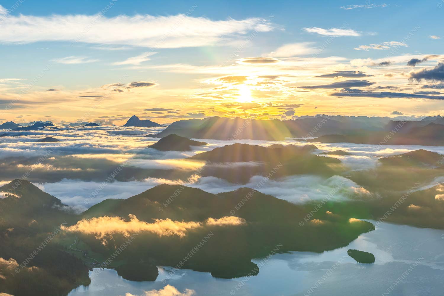 Nebelschleier hängen noch in den Tälern wärend die Sonne über dem Walchensee aufgeht - Über den Wolken 3:2  -- Sonnenaufgang über Walchensee - mehr Infos bei www.Kriner-Weiermann.de