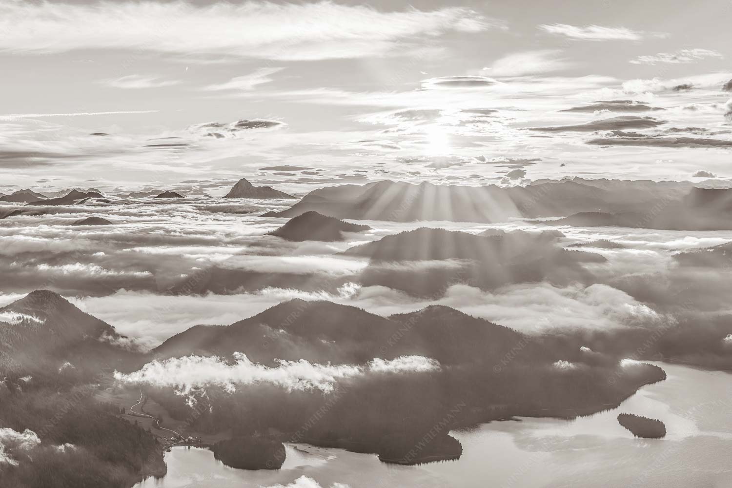 Nebelschleier hängen noch in den Tälern wärend die Sonne über dem Walchensee aufgeht - Über den Wolken 3:2 sepia -- Sonnenaufgang über Walchensee - mehr Infos bei www.Kriner-Weiermann.de