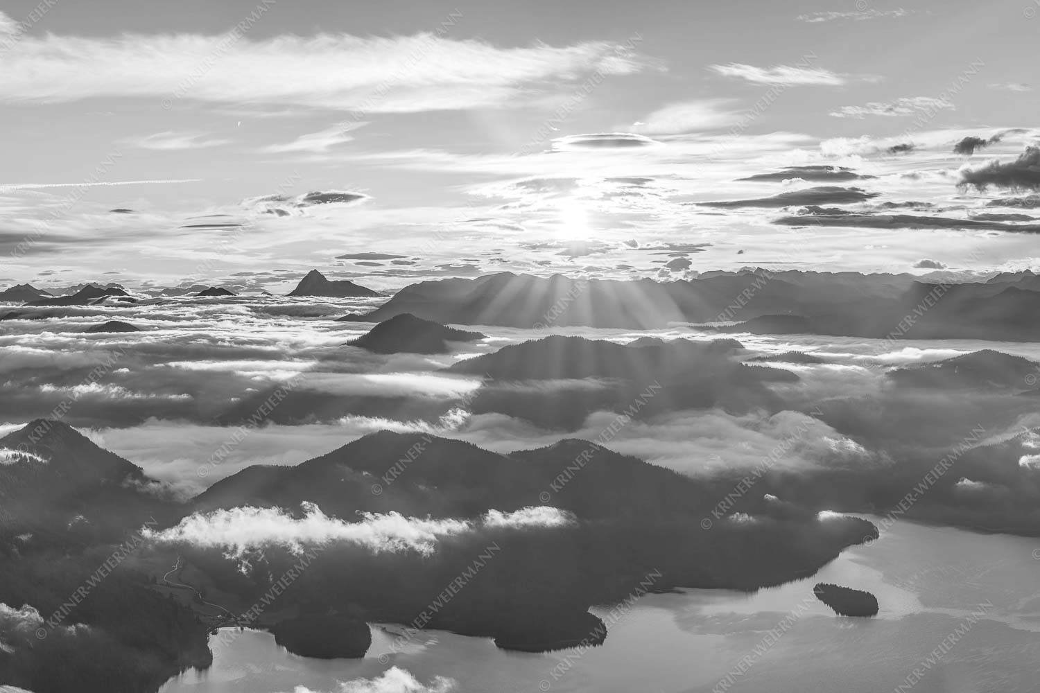 Nebelschleier hängen noch in den Tälern wärend die Sonne über dem Walchensee aufgeht - Über den Wolken 3:2 sw -- Sonnenaufgang über Walchensee - mehr Infos bei www.Kriner-Weiermann.de