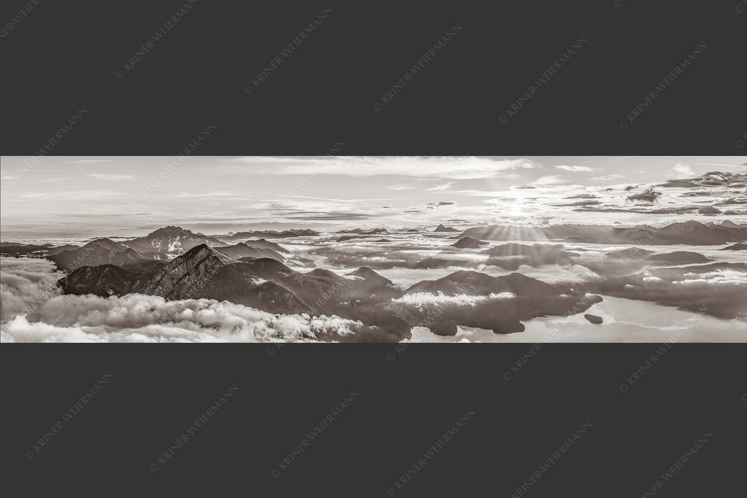 Nebelschleier hängen noch in den Tälern wärend die Sonne über dem Walchensee aufgeht - Über den Wolken 4:1 sepia -- Sonnenaufgang über Walchensee - mehr Infos bei www.Kriner-Weiermann.de